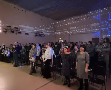 А музыка звучит…